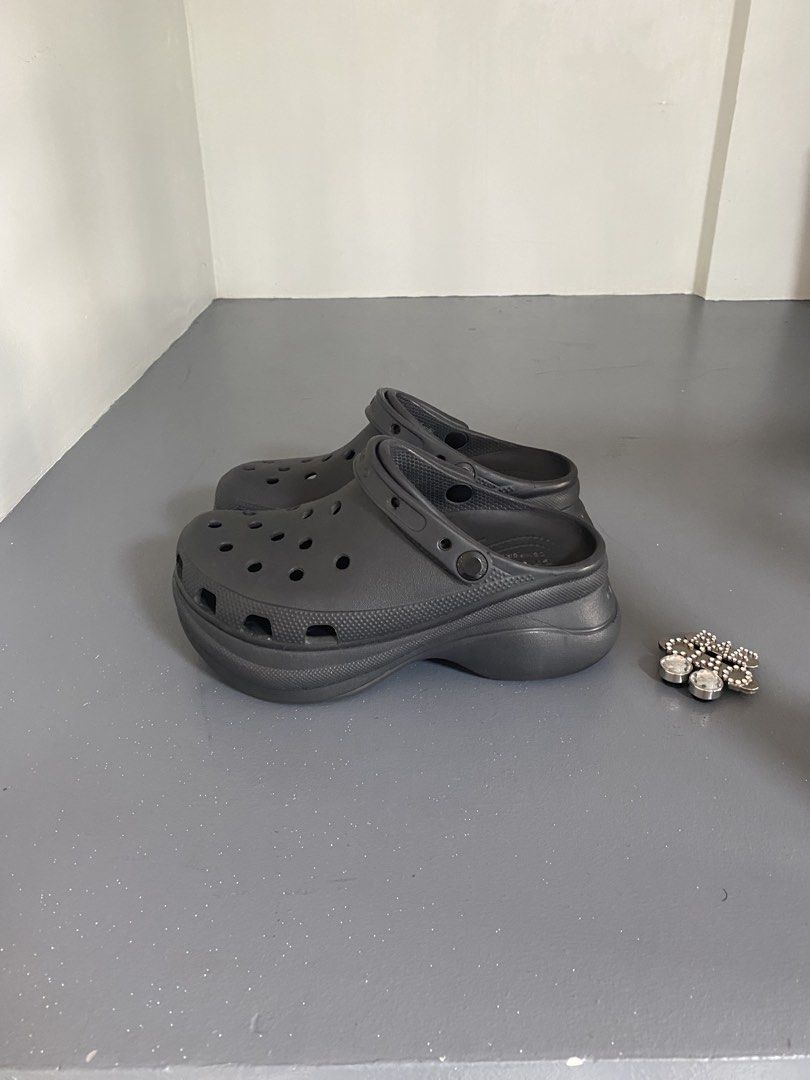 Crocs Classic Bae Clogs (Category: Slippers and slides) located in Pasig City. Submitted by silentgem-ac4d (Listing ID 1464919695, Image 3). Description: Size 6W Nabili sa Crocs Store mismo sa SM MOA. Got it for P4745 plus P600 sa jibbitz. As pack for 2500. Declutter!.