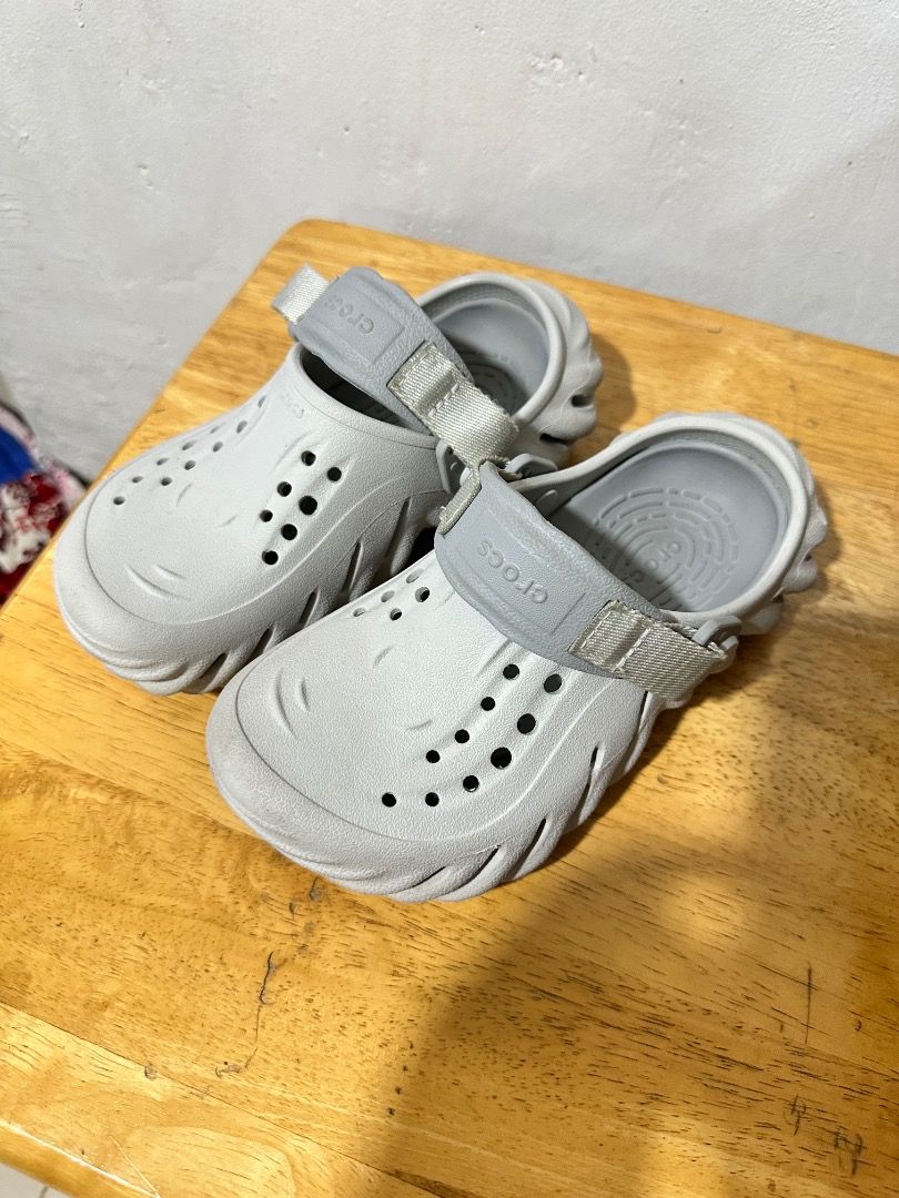Crocs Echo Clog Grey (Category: Babies & Kids Fashion) located in Antipolo. Submitted by gapzc0811 (Listing ID 1464791797, Image 3). Description: - Authentic Grey Crocs Echo Clogs - Size: J1 (marked on bottom sole) - Unique sculpted design with cut-out ventilation holes - Adjustable top strap for a secure, custom fit - Lightweight and extremely comfortable for daily wear.