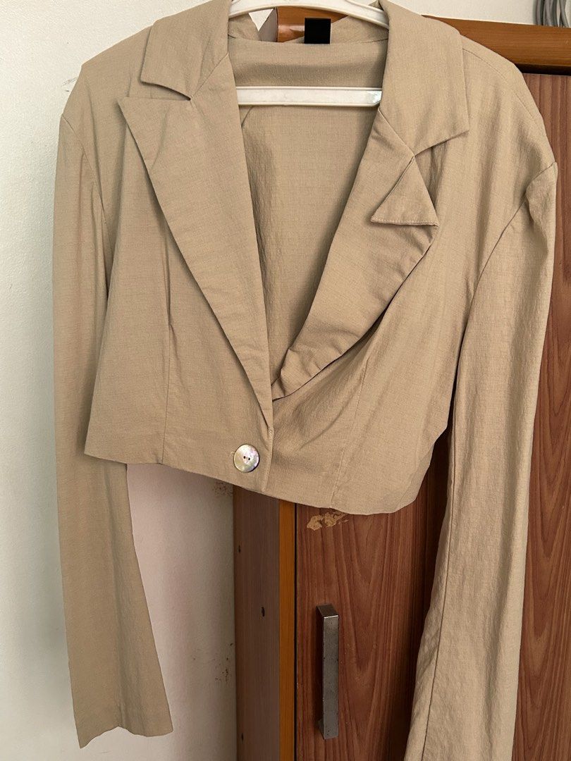 Cropped Khaki Blazer (Category: Coats, Jackets and Outerwear) located in Pasay City. Submitted by jks.ells (Listing ID 1464780054, Image 1). Description: - xs on tag but fits xs to small - never been used - rfs: decluttering - dm for more ques!.