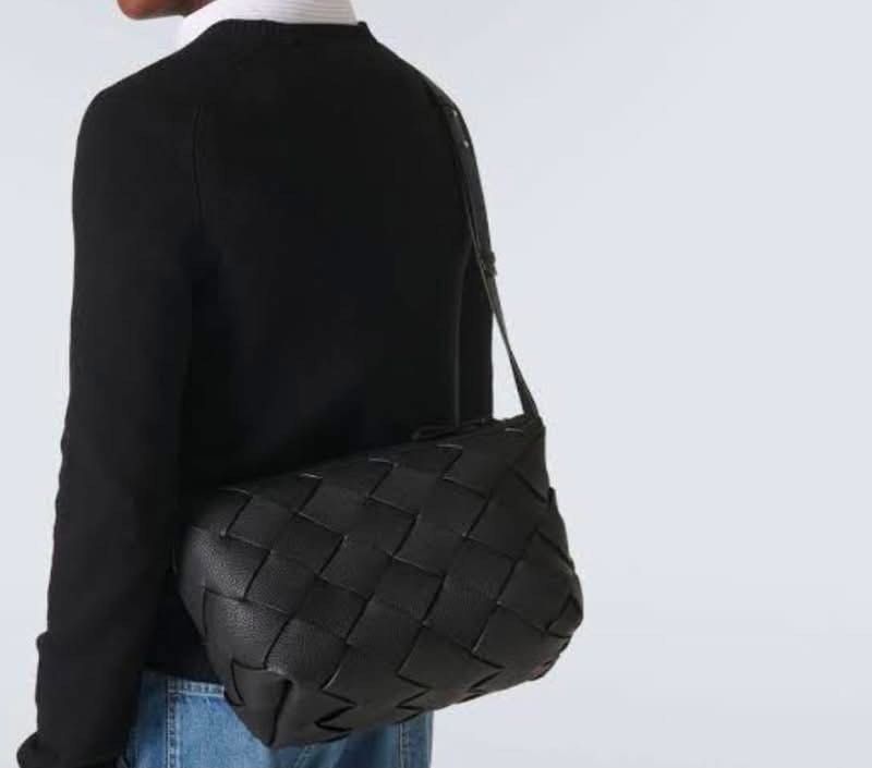 Cross Body Bag 39Cm (Category: Shoulder Bags) located in Manila. Submitted by grandtree-aa68 (Listing ID 1464809318, Image 1). Description: Authenticity is nit guaranteed .