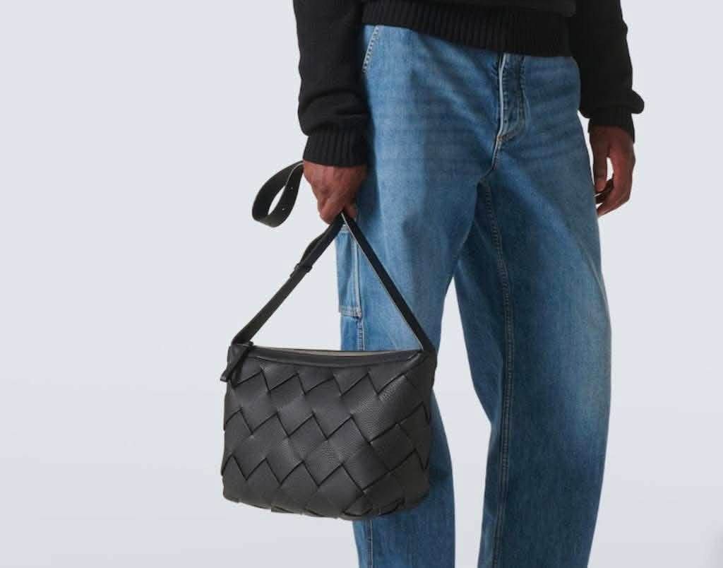 Cross Body Bag 39Cm (Category: Shoulder Bags) located in Manila. Submitted by grandtree-aa68 (Listing ID 1464809318, Image 2). Description: Authenticity is nit guaranteed .