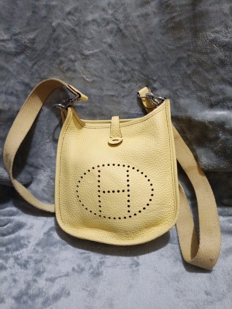 Cute Sling Bag (Category: Cross-body Bags) located in Davao. Submitted by hermiepiam75360 (Listing ID 1464824117, Image 1). Description: .
