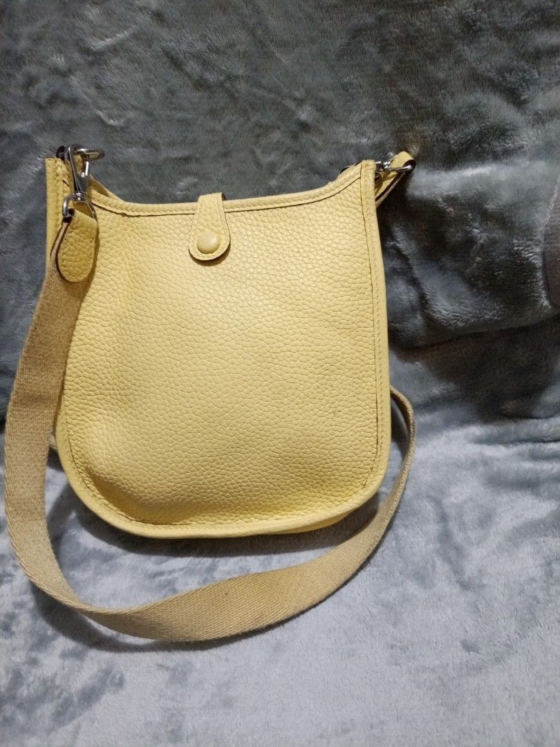 Cute Sling Bag (Category: Cross-body Bags) located in Davao. Submitted by hermiepiam75360 (Listing ID 1464824117, Image 2). Description: .