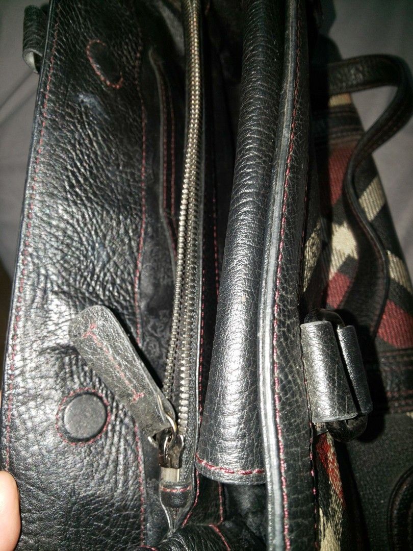 Daks Checkered Shoulder bag (Category: Shoulder Bags) located in Dasmarinas. Submitted by 3mi3shop (Listing ID 1464787715, Image 2). Description: Daks Leather Checkered Shoulder bag magnetic lock closure 2 zippered compartments with 2 pockets for cellphone and other accessories Good as new, maganda sa personal. gcash pymt only add'l shipping fee via JNT.