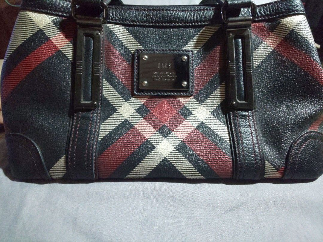 Daks Checkered Shoulder bag (Category: Shoulder Bags) located in Dasmarinas. Submitted by 3mi3shop (Listing ID 1464787715, Image 1). Description: Daks Leather Checkered Shoulder bag magnetic lock closure 2 zippered compartments with 2 pockets for cellphone and other accessories Good as new, maganda sa personal. gcash pymt only add'l shipping fee via JNT.