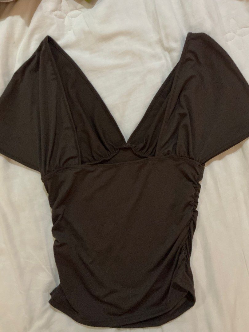 Dark Brown V-Neck Ruched Side Short Sleeve Top (Category: Blouses) located in Ozamiz City. Submitted by el.dmn (Listing ID 1464818788, Image 2). Description: Shein - brand new, never been worn. i just tried it on once and i don’t like how it fits me. Size medium, fits on M-L best! Would rather keep than sell low. can be delivered via lbc or pickup or meetup in ozamiz area .