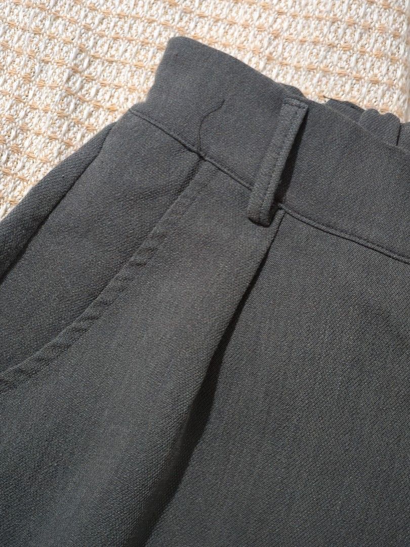 Dark Grey Wide Leg Culottes (Category: Jeans) located in Paranaque City. Submitted by vicibaltazar (Listing ID 1464813402, Image 2). Description: - Color: Dark grey - Style: Wide leg culottes with pleated front - Comfort: Elastic waistband at the back with belt loops - Pockets: Two functional side pockets - Fabric: Textured material, easy to pair with basic tops - Occasion: Perfect for casual outings or workwear - Condition: Clean, no obvious fla