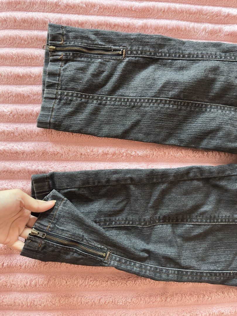 Dark Wash Denim Capri Pants (Category: Jeans) located in Cavite. Submitted by yuri_9989 (Listing ID 1464800371, Image 3). Description: A flattering dark wash denim capri with unique buckle waist details and side zip accents. Easy to pair with baby tees, tanks, or heels for a Y2K-inspired look. ✨ Good condition 📏 Size: 36 📩 DM to order 💳 Payment first before shipping ( GoTyme & maribank only) 🚚 Ships via J&T Express | Lalamove available for sa