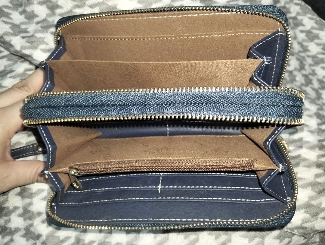 DAVID DUKE double zip Long Wallet (Category: Wallets & Card holders) located in Caloocan City. Submitted by girlshopmcollection (Listing ID 1464871974, Image 2). Description: .