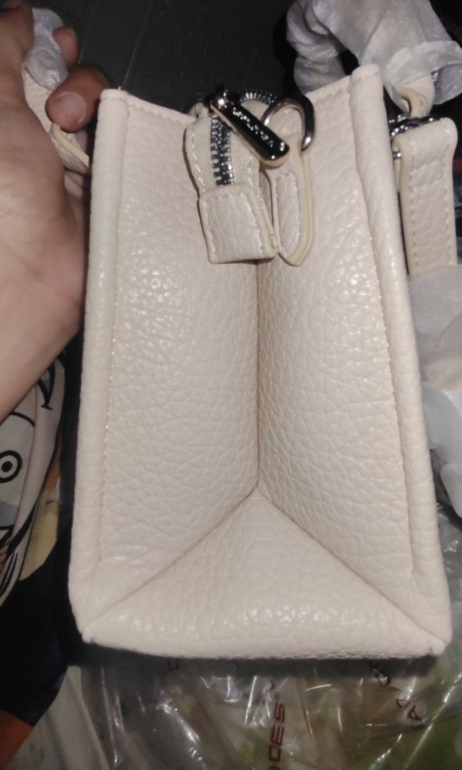 Mini tote david jones (Category: Cross-body Bags) located in Las Pinas. Submitted by anne01515 (Listing ID 1464879067, Image 3). Description: small tote, kasya cellphone, leather material. makapal ang ganda sa personal. biege color..