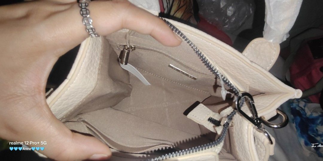 david jones slingbag (Category: Cross-body Bags) located in Las Pinas. Submitted by anne1411 (Listing ID 1464827880, Image 2). Description: small size, biege color, kasya cellphone,meduim wallet. my open pocket, zipper clousure. leather material..