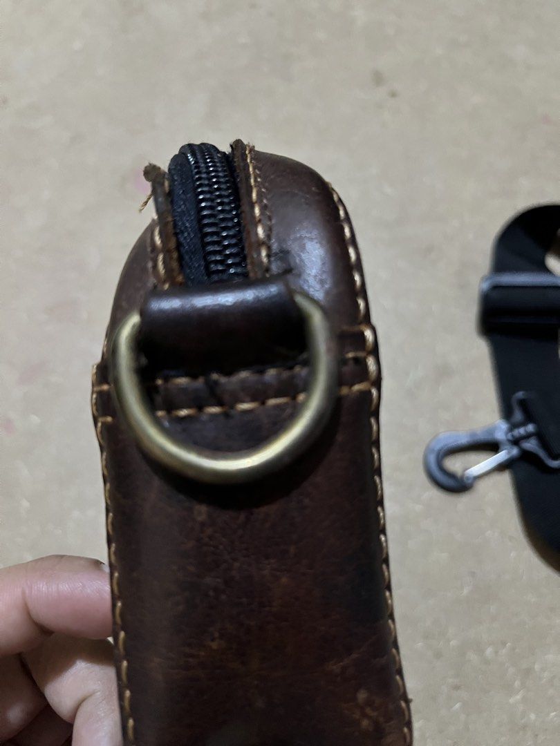 Decluttering (Category: Sling Bags) located in Manila. Submitted by azee_04 (Listing ID 1464795118, Image 3). Description: Genuinely sling leather bag Compact every day used.