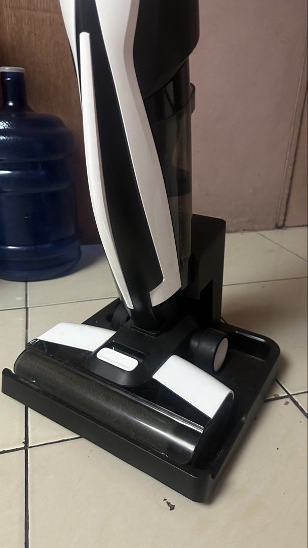 Deerma Vacuum VX100 Cordless (Category: Vacuum Cleaner & Housekeeping) located in Manila. Submitted by kori.kollects (Listing ID 1464790262, Image 3). Description: Deerma VX100 Cordless Vacuum Complete accessories and no physical or technical defects (with box) Bought in February 2026 but used 5 times only (our cats are afraid of vacuums) original price: 7500 rfs: cats are afraid of vacuums mod: meet up/ sdd loc: malate, taft.