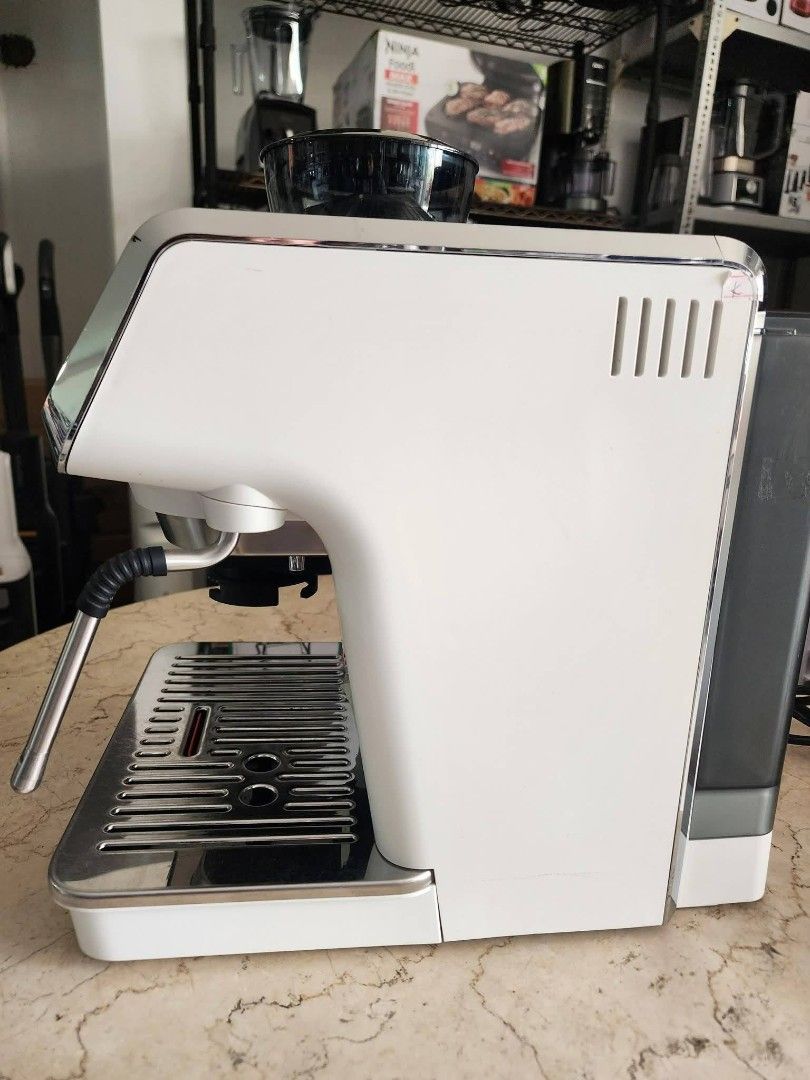 DELONGHI LS ARTE ESPRESSO MACHINE (Category: Coffee Machines & Makers) located in Bulacan. Submitted by iamvanillapeach (Listing ID 1464773755, Image 3). Description: In good condition. With 30 days service warranty. 📩.