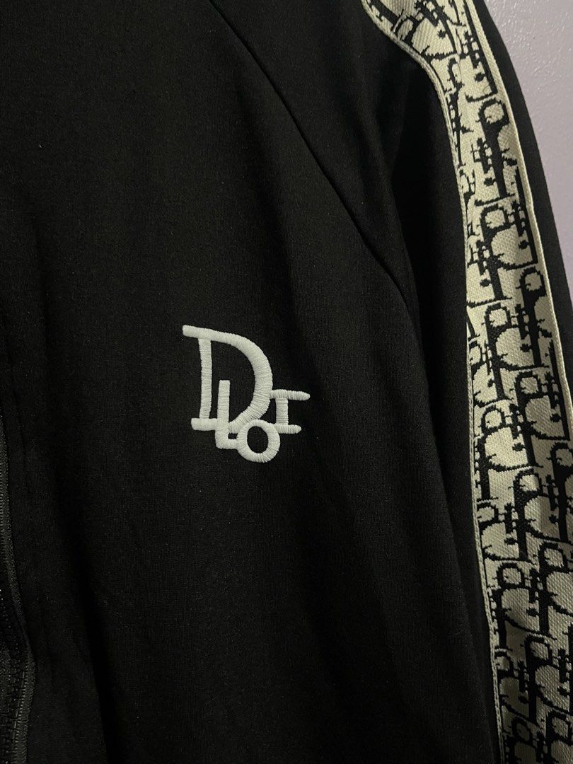 Dior Oblique Side Tape Zip-up Jacket (Category: Tshirts & Polo Shirts ) located in Angeles City. Submitted by andreiboughts (Listing ID 1464920897, Image 2). Description: Length: 26.5 Width: 20.5 Condition: 9/10 Color rate: 9/10 Issue (s): medyo na-detach yung tape design sa left sleeve pero intact pa rin Complete Tags ✅ Small on tag.
