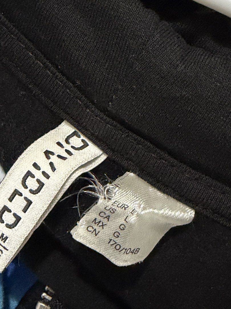 Divided H&M Basic Black Zip-up Hoodie (Category: Hoodies) located in Cainta. Submitted by knarv__ (Listing ID 1464884085, Image 3). Description: Divided by H&M basic black zip-up hoodie in a relaxed cropped fit. Features a silver-tone full zipper, adjustable drawstring hood, and ribbed cuffs. Size EUR/US Large (CN 170/104B). A minimalist everyday layering staple in solid black..