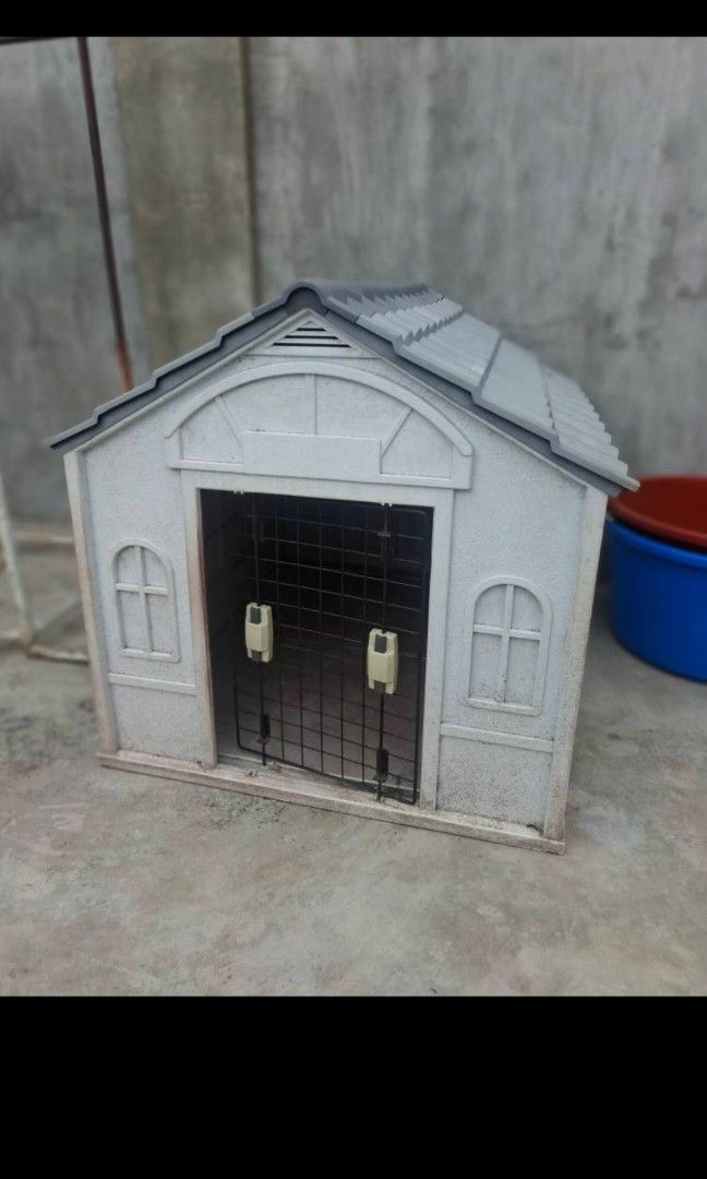 DOG CAGE (Category: Homes & Other Pet Accessories) located in Las Pinas. Submitted by lavinia.ph (Listing ID 1464885237, Image 1). Description: DOG CAGE PLASTIC - 2,500 METAL - 7,500 PICK UP ONLY AT DOÑA MANUELA 1 SUBD. PAMPLONA TRES, LAS PIÑAS.