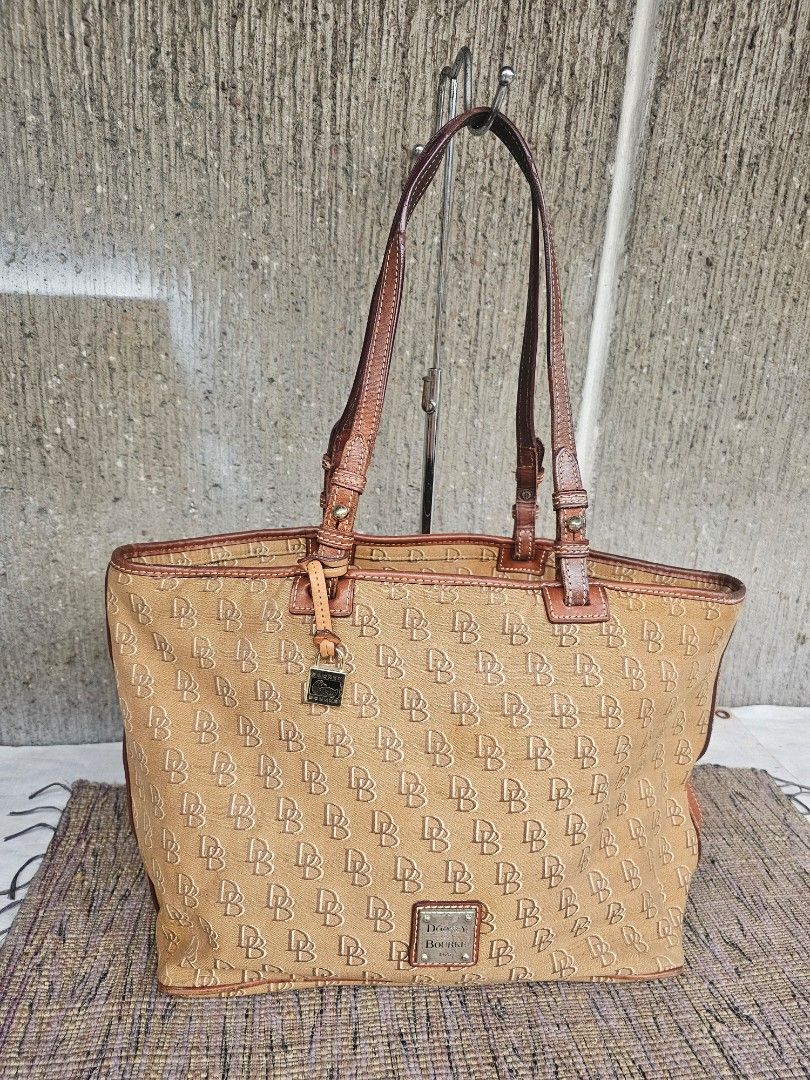 Dooney & Burke Large Canvas Tote Bag (Category: Tote Bags) located in Manila. Submitted by onlinesmartshopping12 (Listing ID 1464823410, Image 2). Description: no issue.