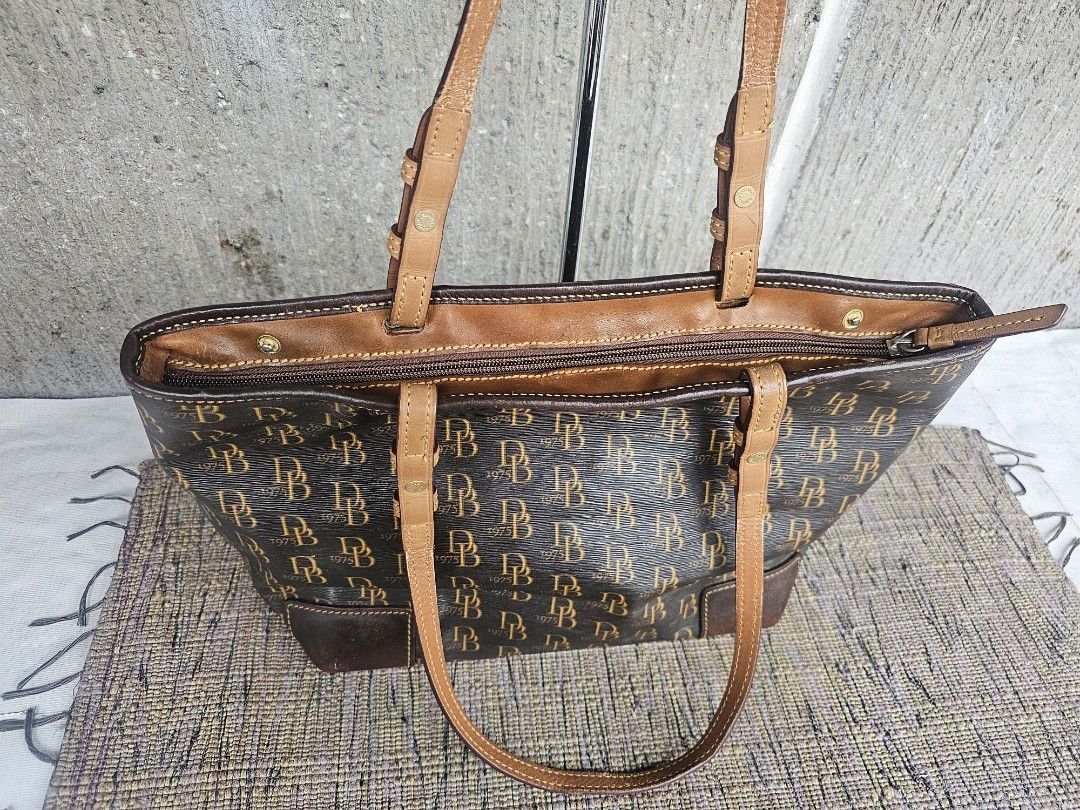 Dooney & Burke Monogram Large tote bag (Category: Tote Bags) located in Manila. Submitted by onlinesmartshopping12 (Listing ID 1464823809, Image 1). Description: no issue original.