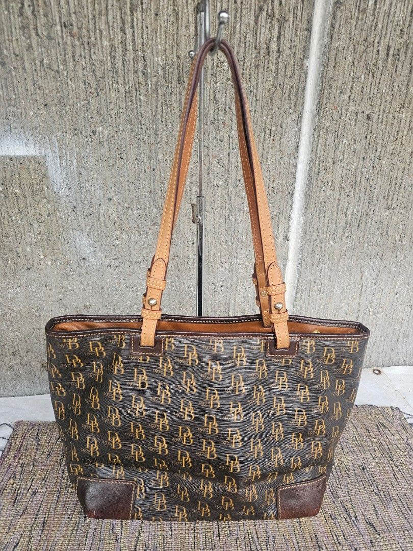 Dooney & Burke Monogram Large tote bag (Category: Tote Bags) located in Manila. Submitted by onlinesmartshopping12 (Listing ID 1464823809, Image 2). Description: no issue original.