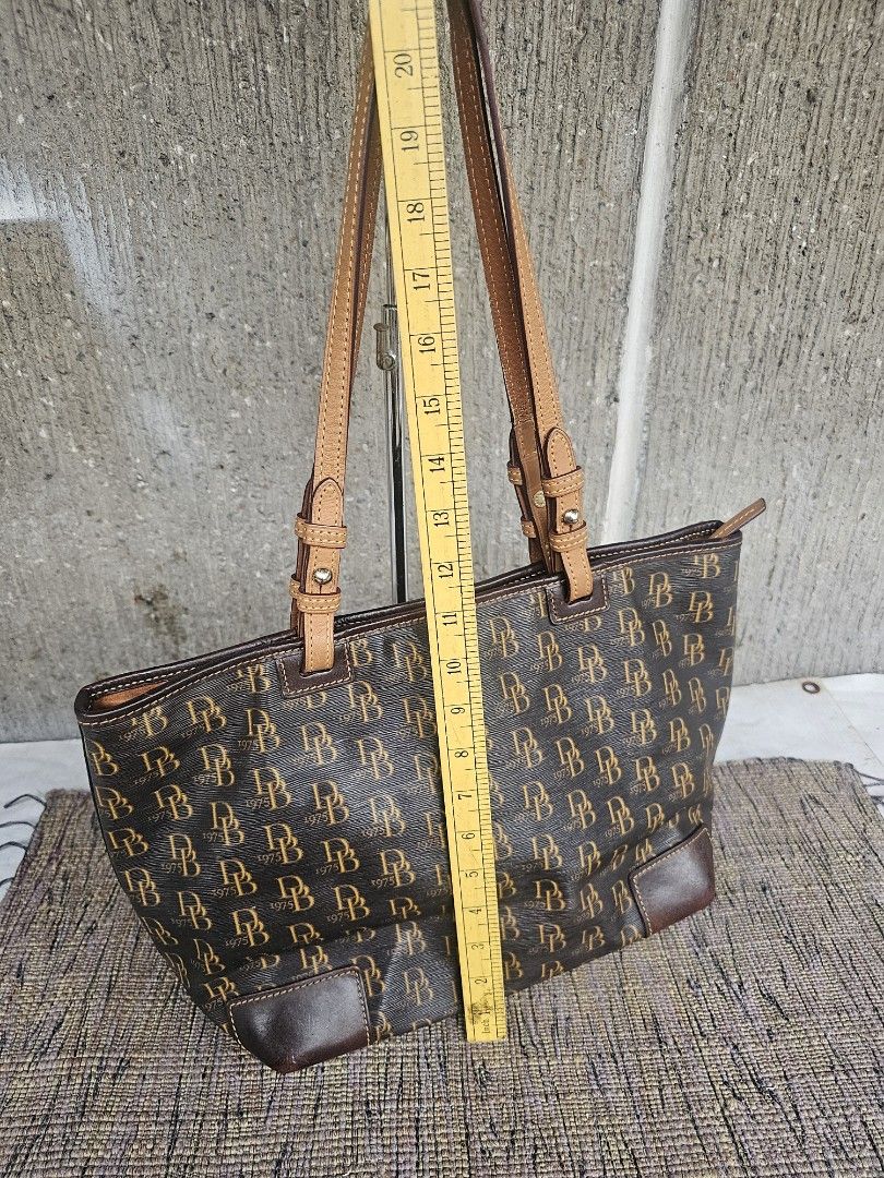 Dooney & Burke Monogram Large tote bag (Category: Tote Bags) located in Manila. Submitted by onlinesmartshopping12 (Listing ID 1464823809, Image 3). Description: no issue original.