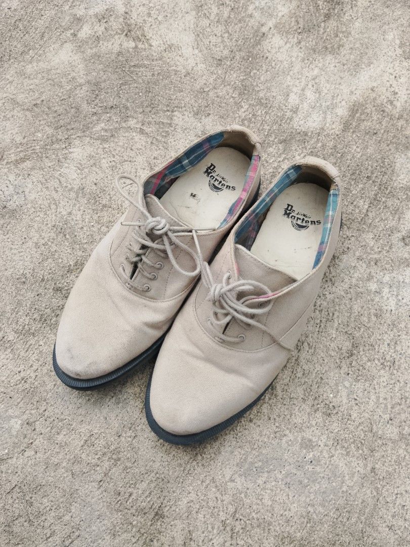 Dr. Martens Briar Womens (Category: Heels) located in Davao. Submitted by kib_abagnalejr. (Listing ID 1464966091, Image 1). Description: size 7 US womens - in very good condition pa need lang tlga ng linis ISSUE: need cleaning.