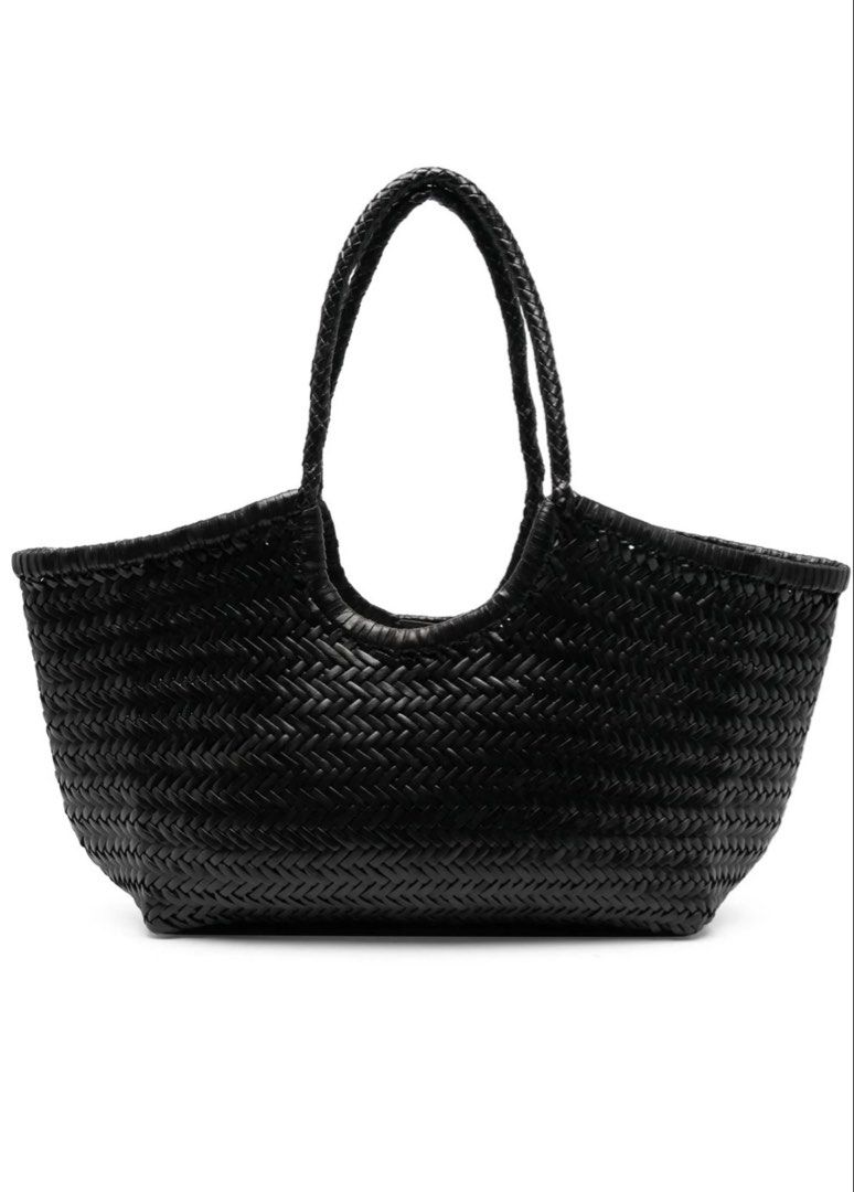 Dragon Diffusion （分類：Tote Bags）位於 Hong Kong。 由 miffyckk 提交（商品編號 1464805189，圖片 6）。簡介： 黑色皮革編織手袋，容量大，可上膊，好裝野。 有塵袋，送內袋 100%real 好新淨，用過幾次。