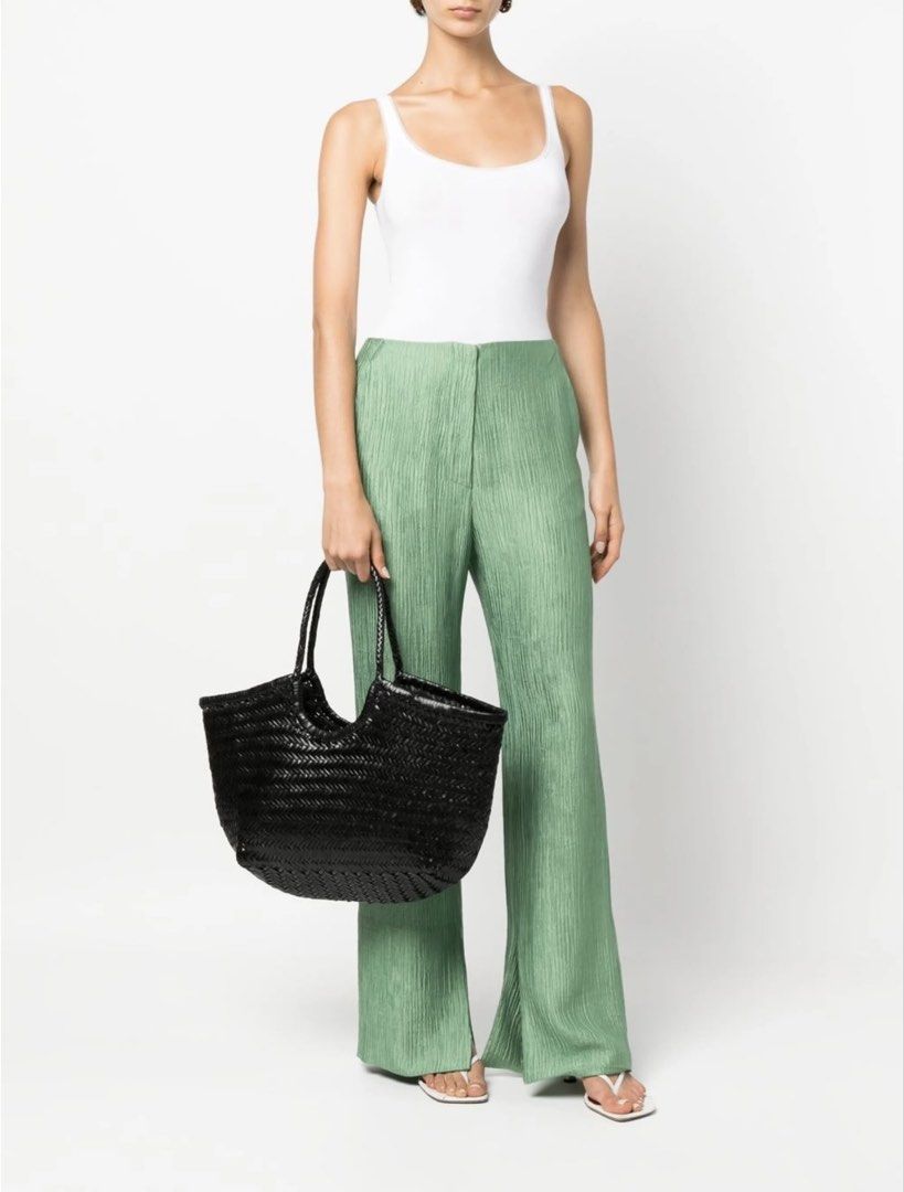 Dragon Diffusion （分類：Tote Bags）位於 Hong Kong。 由 miffyckk 提交（商品編號 1464805189，圖片 8）。簡介： 黑色皮革編織手袋，容量大，可上膊，好裝野。 有塵袋，送內袋 100%real 好新淨，用過幾次。