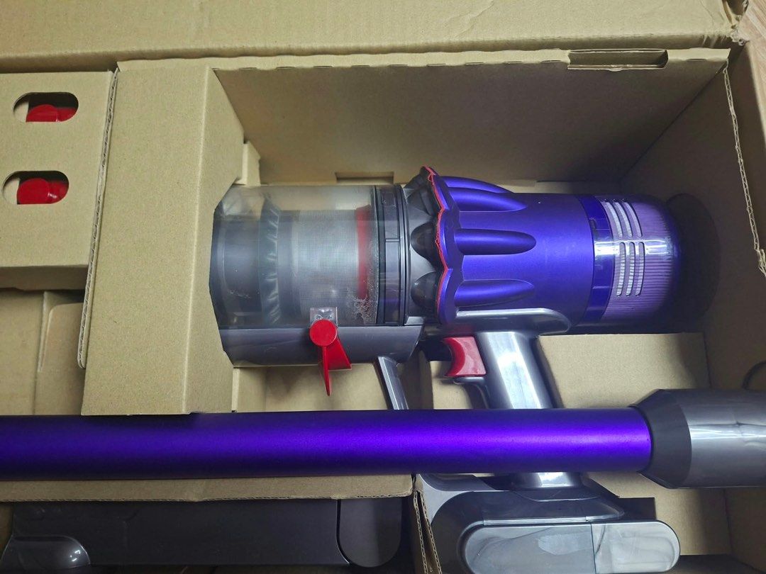 Dyson Digital Slim Fluffy (Category: Vacuum Cleaner & Housekeeping) located in Rizal. Submitted by mikz_1303 (Listing ID 1464811892, Image 3). Description: Dyson Digital Slim Fluffy Almost new Local Purchased 3x used only Complete Pick up in taytay rizal .