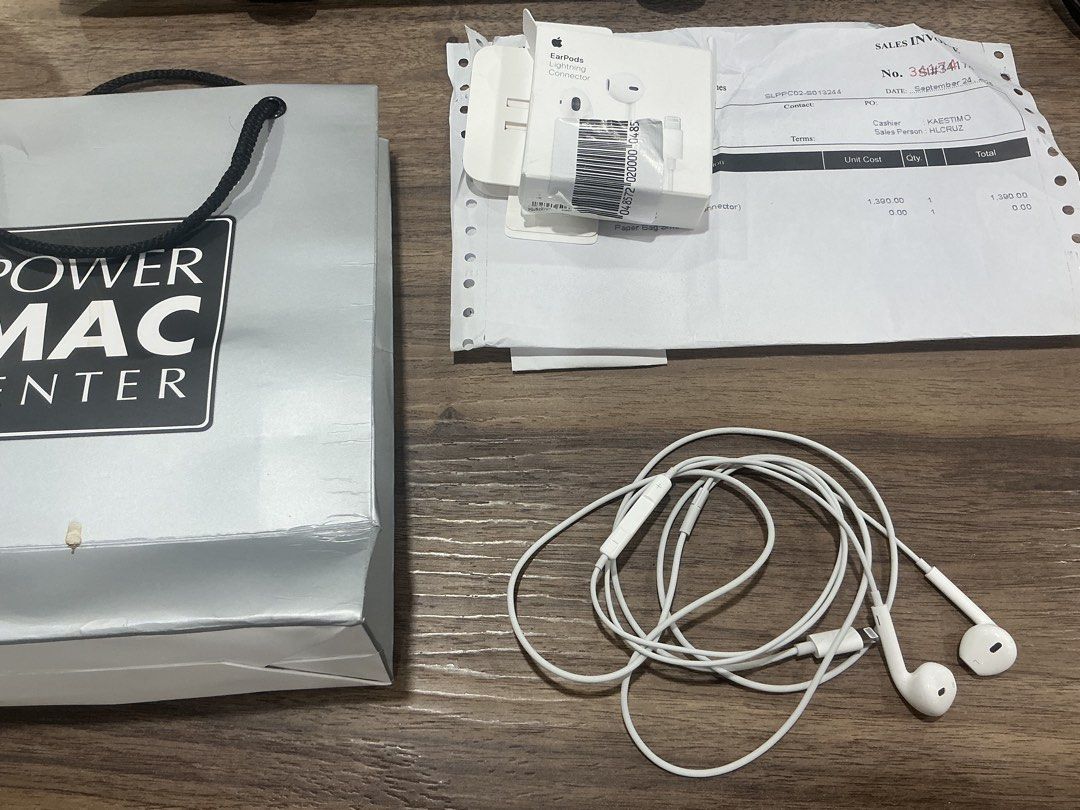 Earpods Lightning Connector (Category: Earphones) located in Manila. Submitted by unodanilooo (Listing ID 1464859985, Image 2). Description: Good as new, used once or twice only RS Upgrade to USB C type Iphone.
