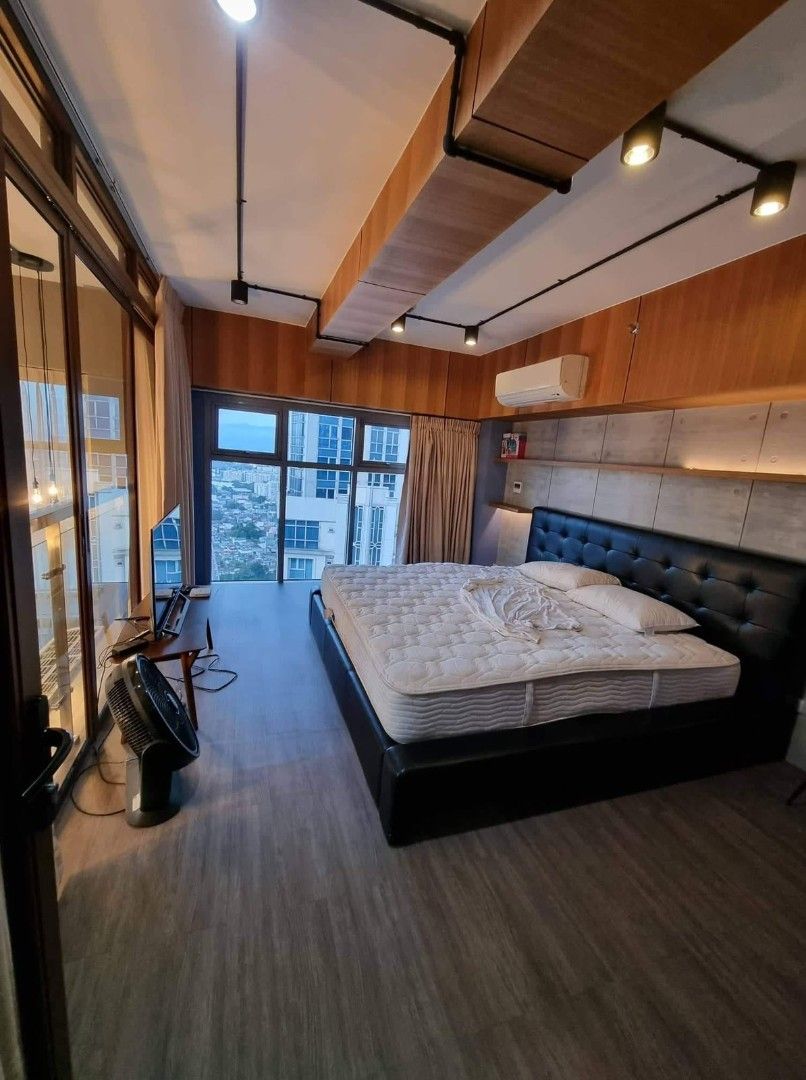 EASTWOOD LE GRANDE 3 (Category: Apartments & Condos) located in Manila. Submitted by jorielim80516 (Listing ID 1464906779, Image 1). Description: Renovated & Fully Furnished 3BR Loft 📍Eastwood LeGrand 3 3 Bedrooms 2 toilet & bath No Maid’s Room No balcony With 1 slot parking Monthly Rent: ₱100,000 Lease Terms: • 2 Months Advance • 2 Months Security Deposit • PDCs Required For inquiries or to schedule a viewing, please send me a direct message.