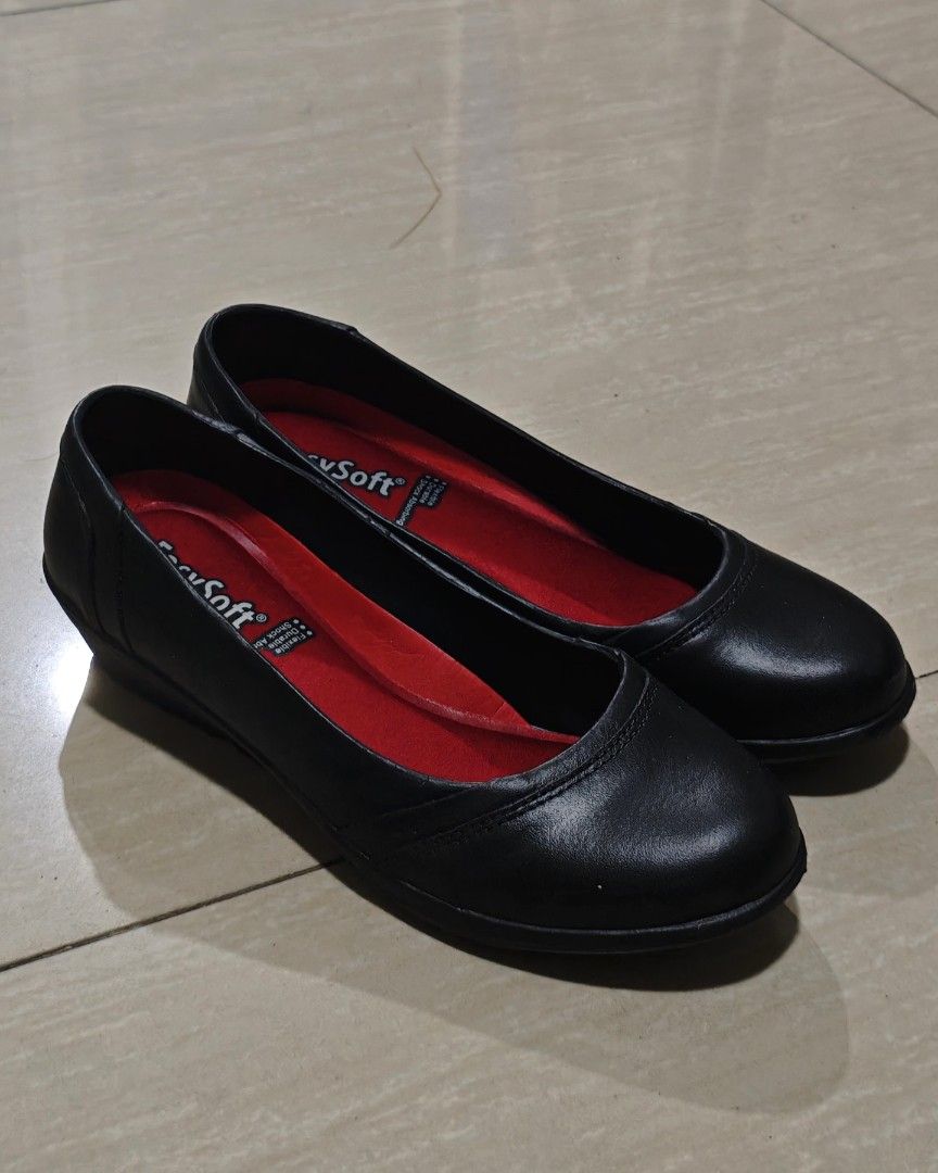 EasySoft - Brand New!!! (Category: Sandals) located in Manila. Submitted by josiahsellsstuff (Listing ID 1464890269, Image 2). Description: Used for only 9 days! we're planning to sell due to wrong size only. no issues, no scratches, etc..