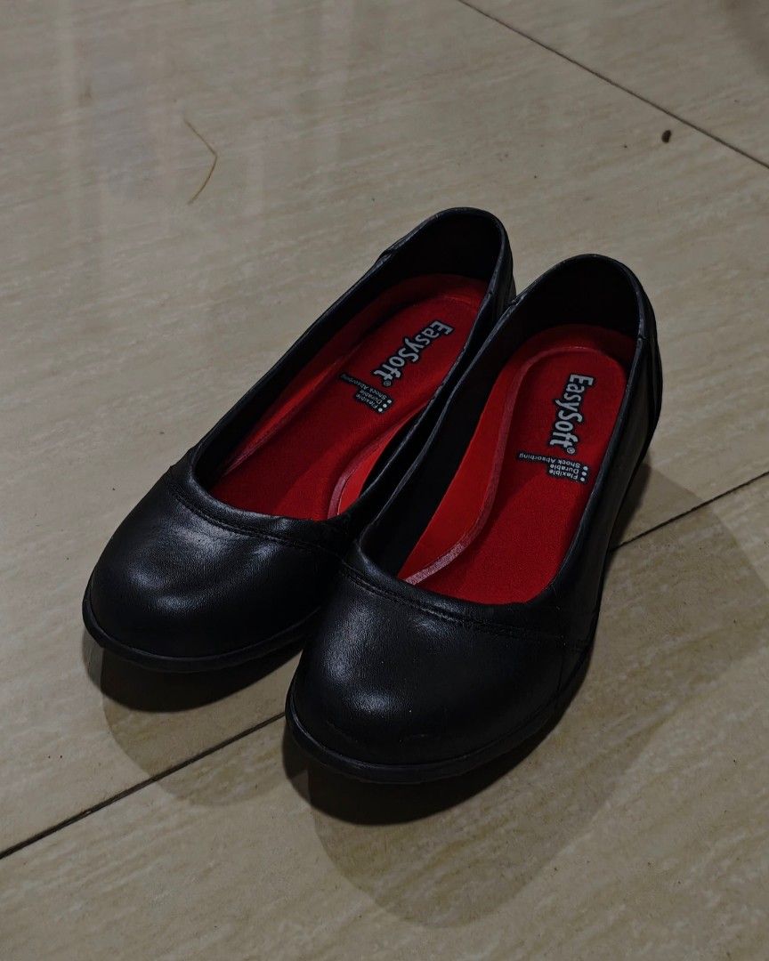 EasySoft - Brand New!!! (Category: Sandals) located in Manila. Submitted by josiahsellsstuff (Listing ID 1464890269, Image 3). Description: Used for only 9 days! we're planning to sell due to wrong size only. no issues, no scratches, etc..
