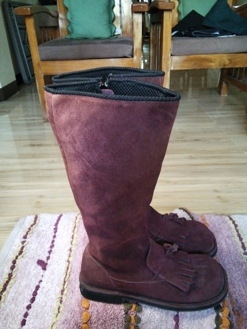 EDC by Esprit suede boots (Category: Boots) located in Calasiao. Submitted by alluringvenus.thriftshop (Listing ID 1464857215, Image 2). Description: very good condition from USA balik bayan box size 8.