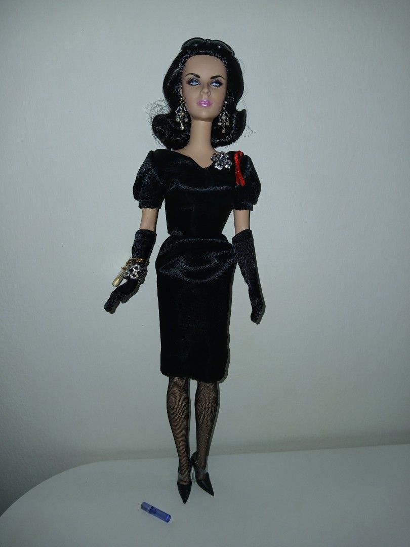 Elizabeth Taylor Violet Eyes Silk Stone (Category: Kids Toys) located in Subic. Submitted by frncnjntmr22 (Listing ID 1464793401, Image 2). Description: bought new used as only for display..
