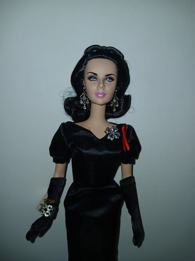 Elizabeth Taylor Violet Eyes Silk Stone (Category: Kids Toys) located in Subic. Submitted by frncnjntmr22 (Listing ID 1464793401, Image 1). Description: bought new used as only for display..