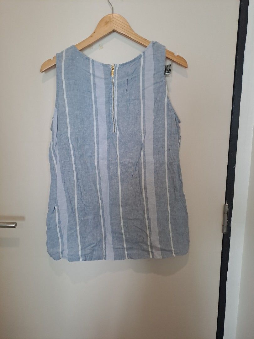 Ellen Tracy 100% Linen (Category: Sleeveless) located in Manila. Submitted by joanbalde39643 (Listing ID 1464826891, Image 3). Description: This is a women's 100% linen sleeveless top by Ellen Tracy, styled with an asymmetric multi-directional blue and white stripe pattern and a back zipper closure..