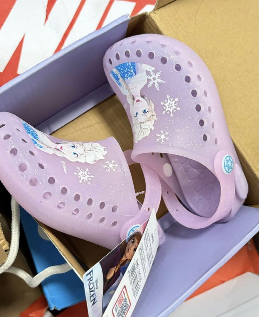 Enchanted elsa crocs (Category: Babies & Kids Fashion) located in Taytay. Submitted by murahubblueapppage (Listing ID 1464948029, Image 1). Description: Brand new Size 24 3-4 yrs old 2500 orig price Size description posted sa last photo Search po sa website nila Bebekbabyshop.com.