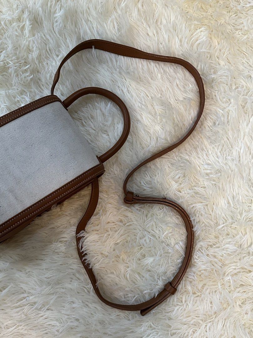 Erghe phone sling (Category: Cross-body Bags) located in Quezon City. Submitted by riavero (Listing ID 1464947762, Image 3). Description: Dumi lang sa loob.