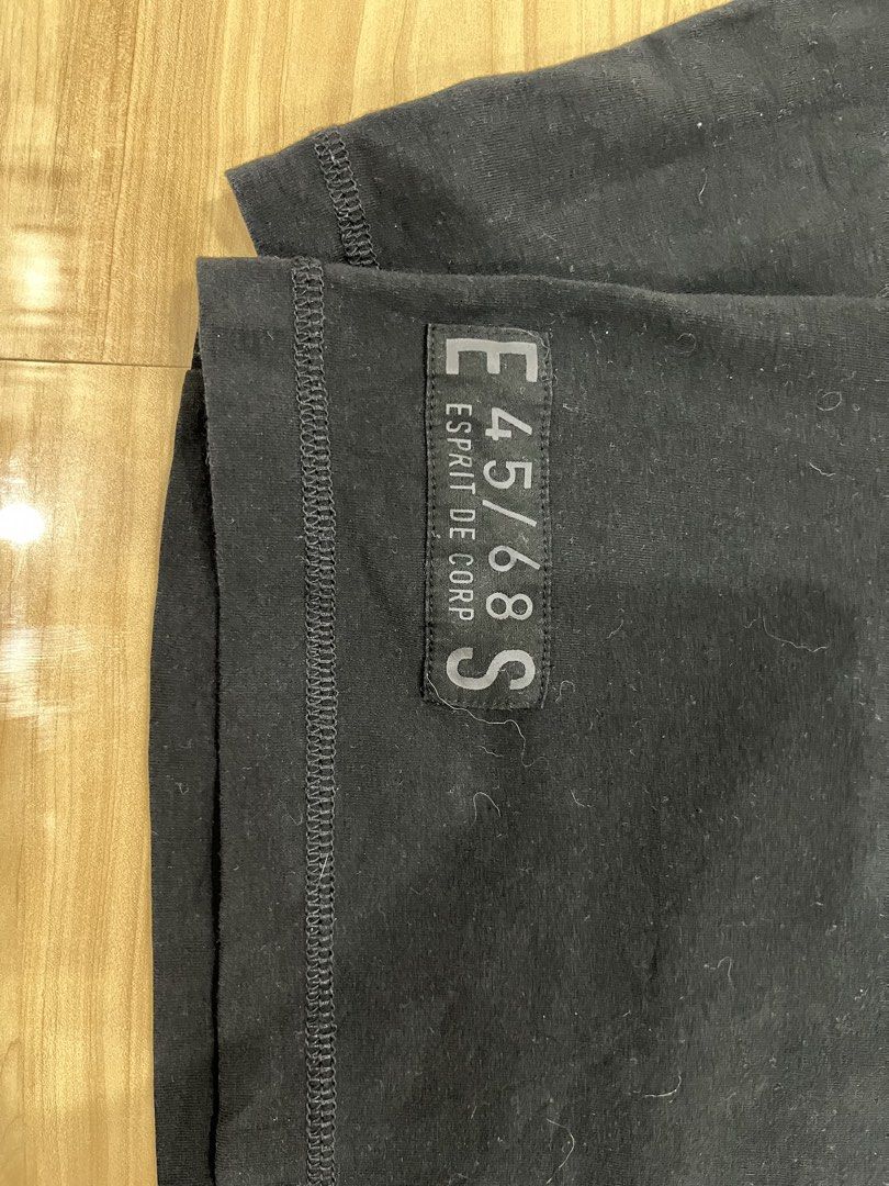 Esprit De Corp Black Long Sleeve (Category: Longsleeves) located in Angeles City. Submitted by thriftsij (Listing ID 1464942884, Image 3). Description: - Brand: Esprit De Corp - Style: Long sleeve t-shirt with crew neck - Fit: Regular fit - 18/25 .