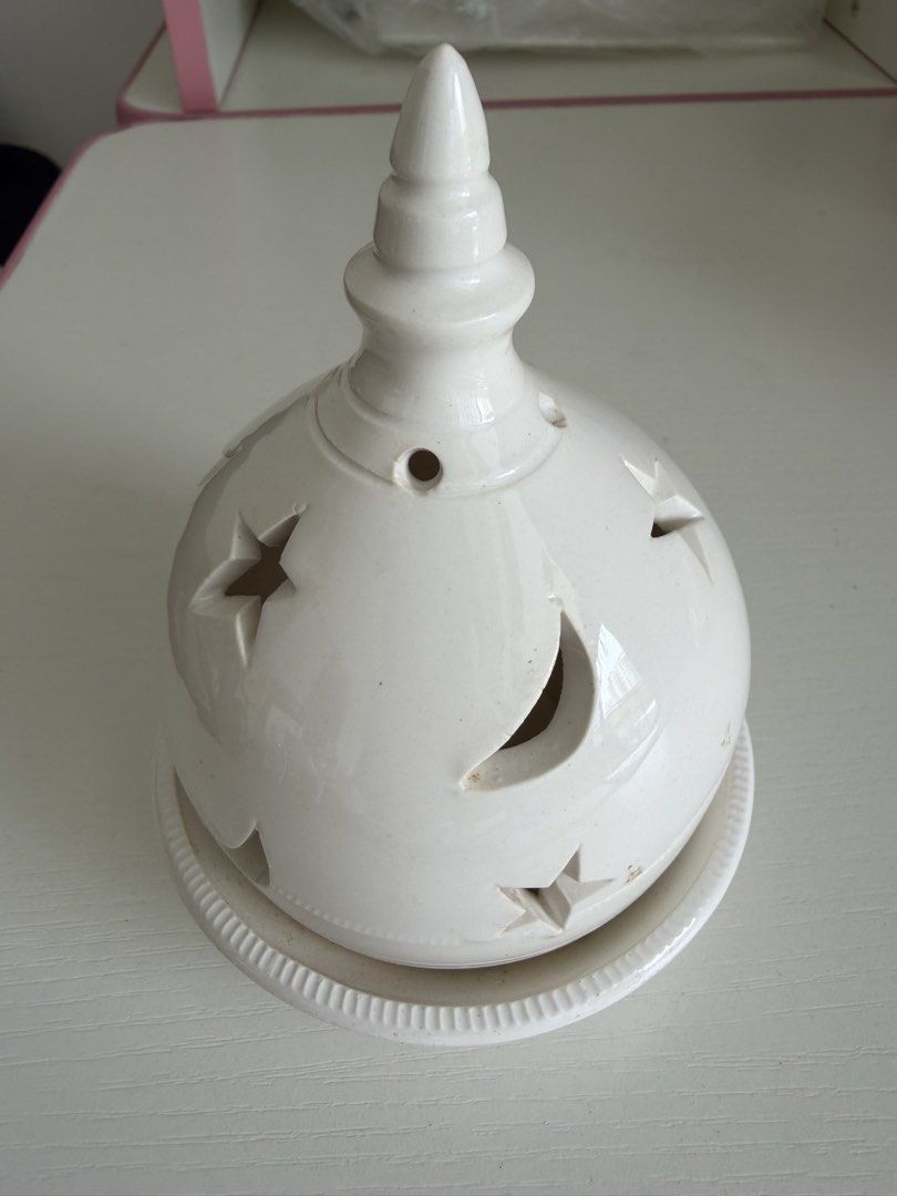 Essential Oil Diffuser (Category: Fragrance & Deodorants) located in Singapore. Submitted by sweet_2dollar_deals_4u (Listing ID 1464807456, Image 1). Description: Lorong Chuan mrt .