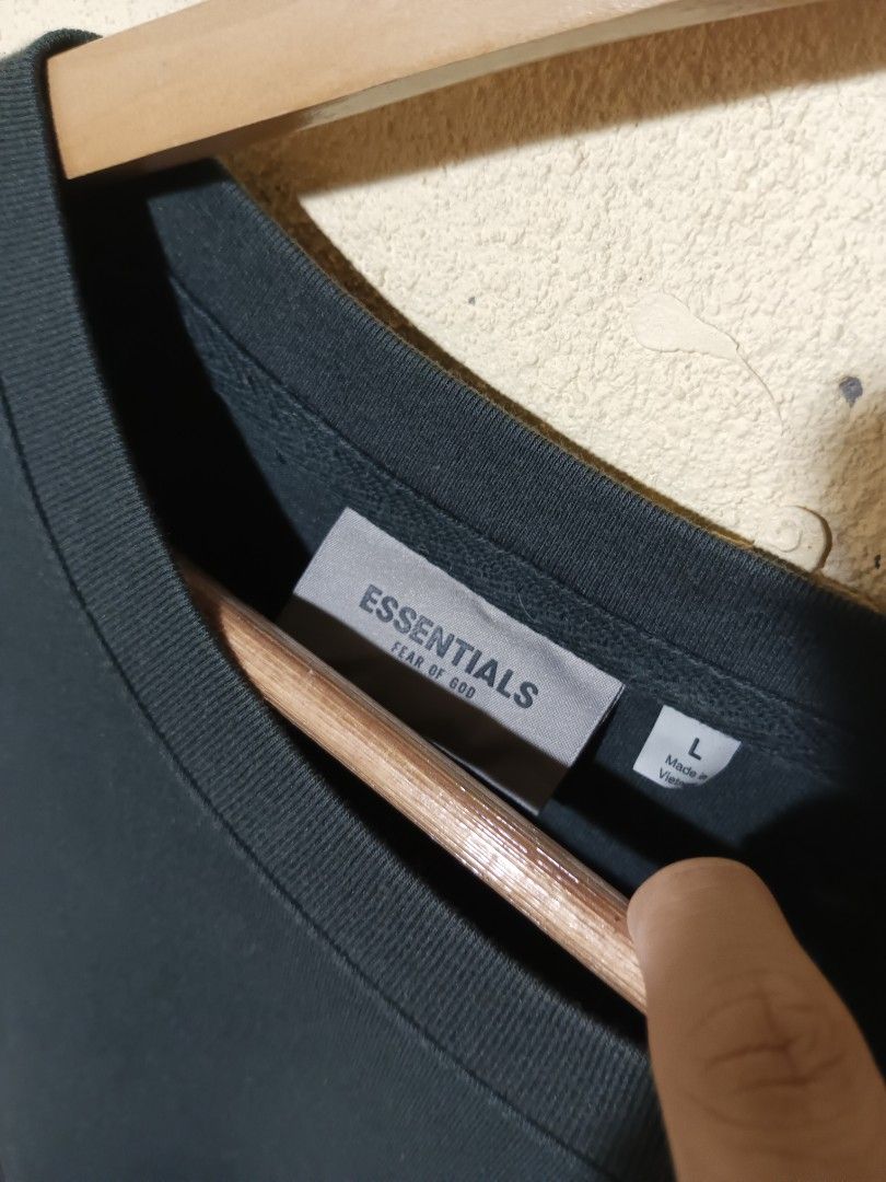 Essentials (Category: Activewear) located in San Pablo. Submitted by thriftyjd (Listing ID 1464867953, Image 3). Description: Dimes: L30.5 x 24 Condition/color rate: 9/10 Issue: specific crack on print.