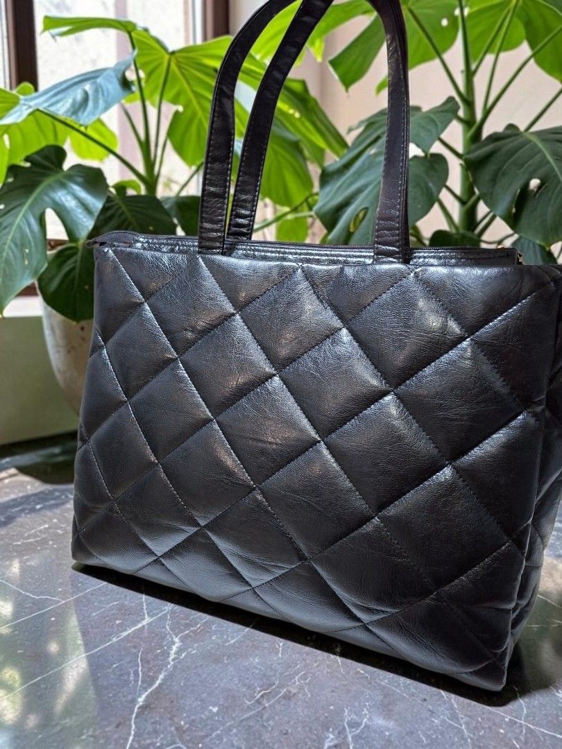 FEILER QUILTED LEATHER TOTE BAG (Category: Tote Bags) located in Las Pinas. Submitted by annachiaonair2037 (Listing ID 1464876363, Image 2). Description: FEILER QUILTED LEATHER TOTE BAG FROM JAPAN YKK ZIP H 10" L 14" W 4" Disclaimer: I am not affiliated with, associated with, or authorized by any of the brands featured posted. Any mention of brand names, trademarks, or logos is solely for identification and reference purposes only..