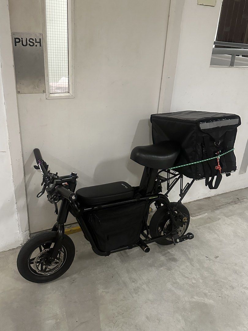 fiddo setup (Category: E-Scooters & E-Bikes) located in Singapore. Submitted by _khabib (Listing ID 1463486875, Image 1). Description: fiddo setup untag motor 60a yyk throttle/key ignition back brakes middle bag 60v 30ah lg cell 12v converter NO FIXIE no batt WTT.