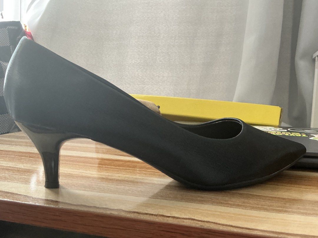Figlia Tracey Black Heels Size 38 with Box (Category: Heels) located in Manila. Submitted by dirtymatcha05 (Listing ID 1464731233, Image 2). Description: - orig price was 1499 - Brand: Figlia Tracey - Color: Black - Size: 38 - Style: Pointed toe with kitten heel - Condition: Brand new, never worn, pristine condition - Inclusions: Original box and silica gel packet.