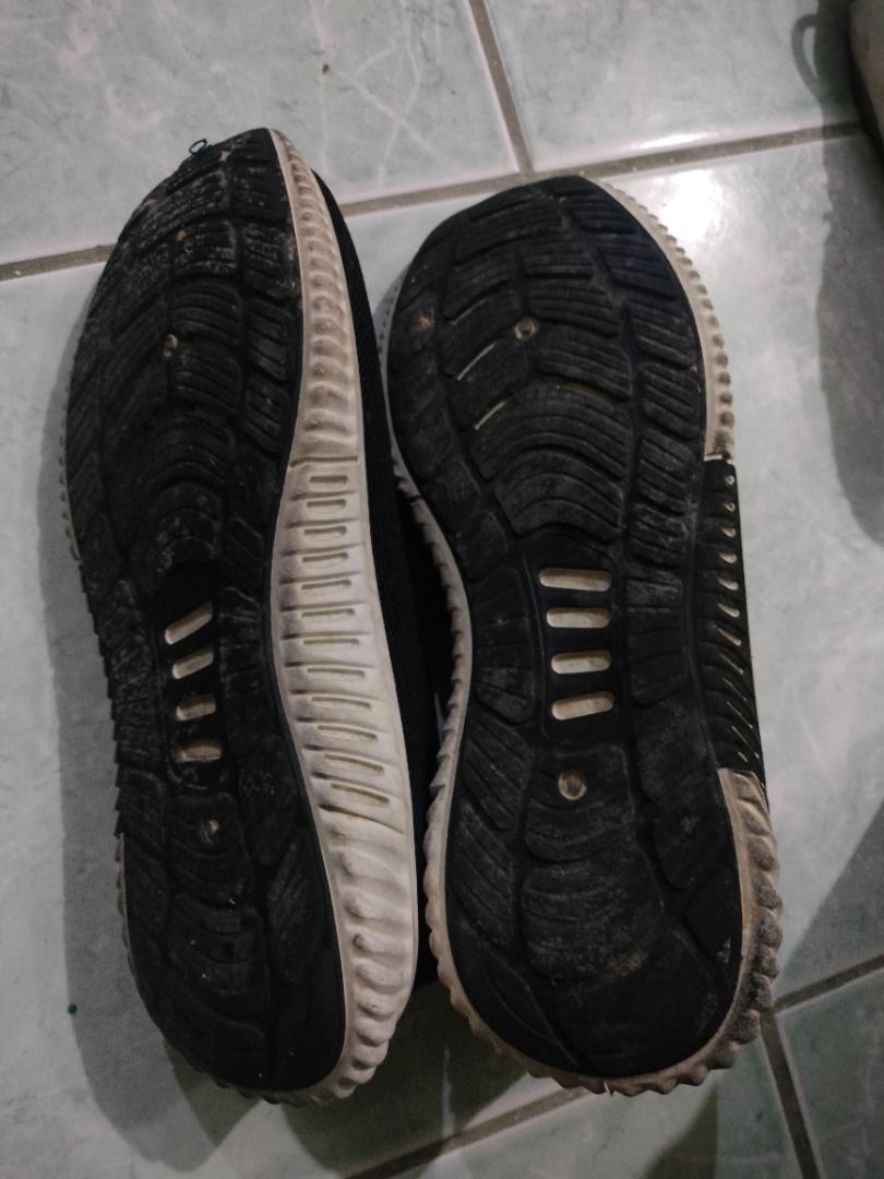 Fila Black Athletic Sneakers Size US 8 (Category: Sneakers) located in San Pedro. Submitted by leviandmillie (Listing ID 1464968486, Image 2). Description: ‼️PICK UP ONLY‼️ ‼️Kindly read all the information.‼️ 💰 Selling Price: ₱550 DETAILS: • Brand: FILA • Color: Black • US Size: 8 • UK Size: 7 • EU Size: 38 • Black knit/mesh upper • Lace-up design • Cushioned sole • Rubber outsole • Visible signs of use • Sole has dirt and discoloration • Tread