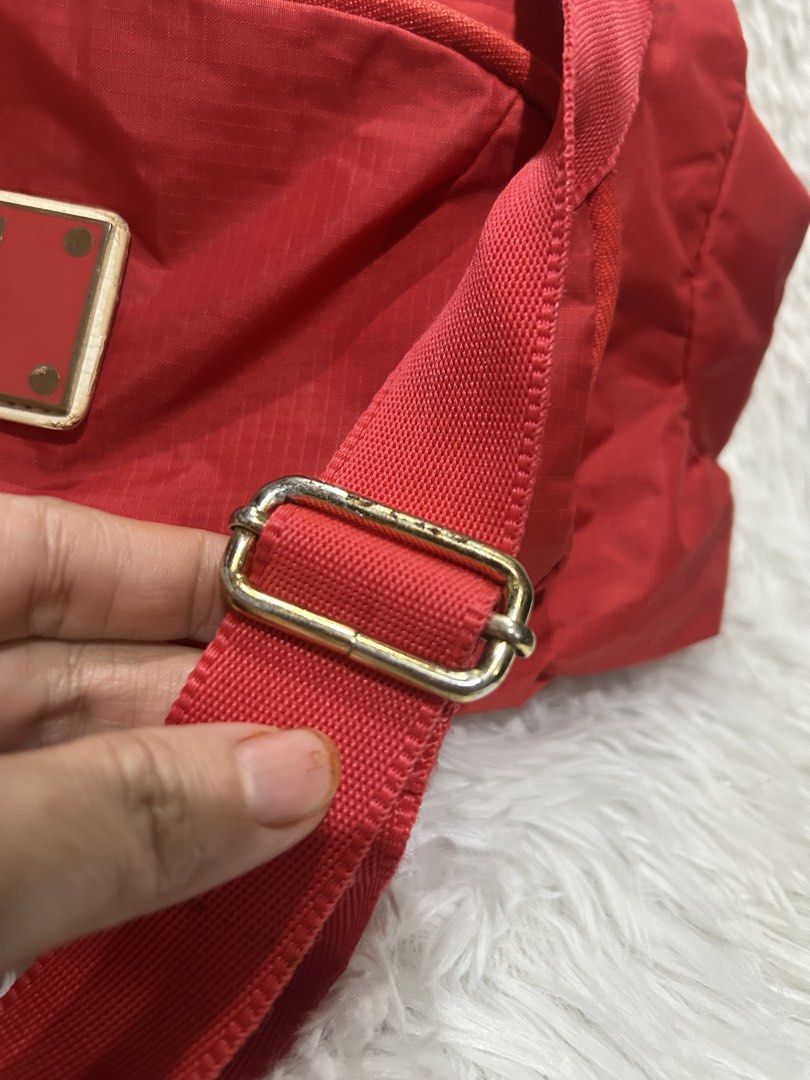 Fila Red Bag (Category: Cross-body Bags) located in Pasig City. Submitted by minminreyn (Listing ID 1464799810, Image 3). Description: Fila red bag Ok naman ang labas at loob ng tahi no tastas no butas Ok Strap at handle no Tastas Kumpleto ang zipper puller lahat naka Fila gumagana lahat ng zipper Sign of Used natural sa preloved ,faded hardware Pwede na pangharabas Cavite or Qc Loc Jnt or Lalamove.