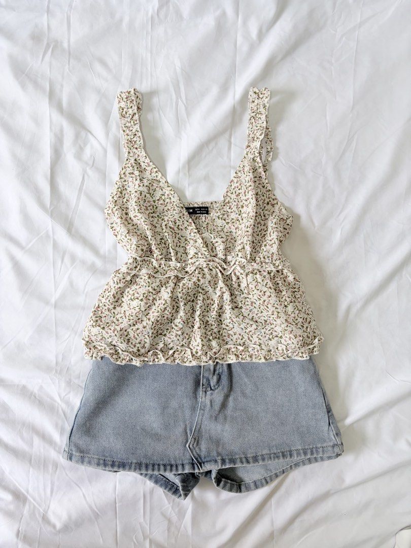 Floral Ruffled Peplum Top (Category: Sleeveless) located in Bambang. Submitted by gigisells_ (Listing ID 1464884073, Image 2). Description: size M on tag.