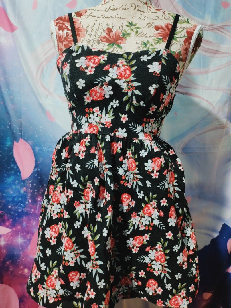 Floral thick padded mini dress (Category: Dresses) located in Pateros City. Submitted by soshifem (Listing ID 1464956487, Image 2). Description: size xs-s makapal & stretchable ang tela.