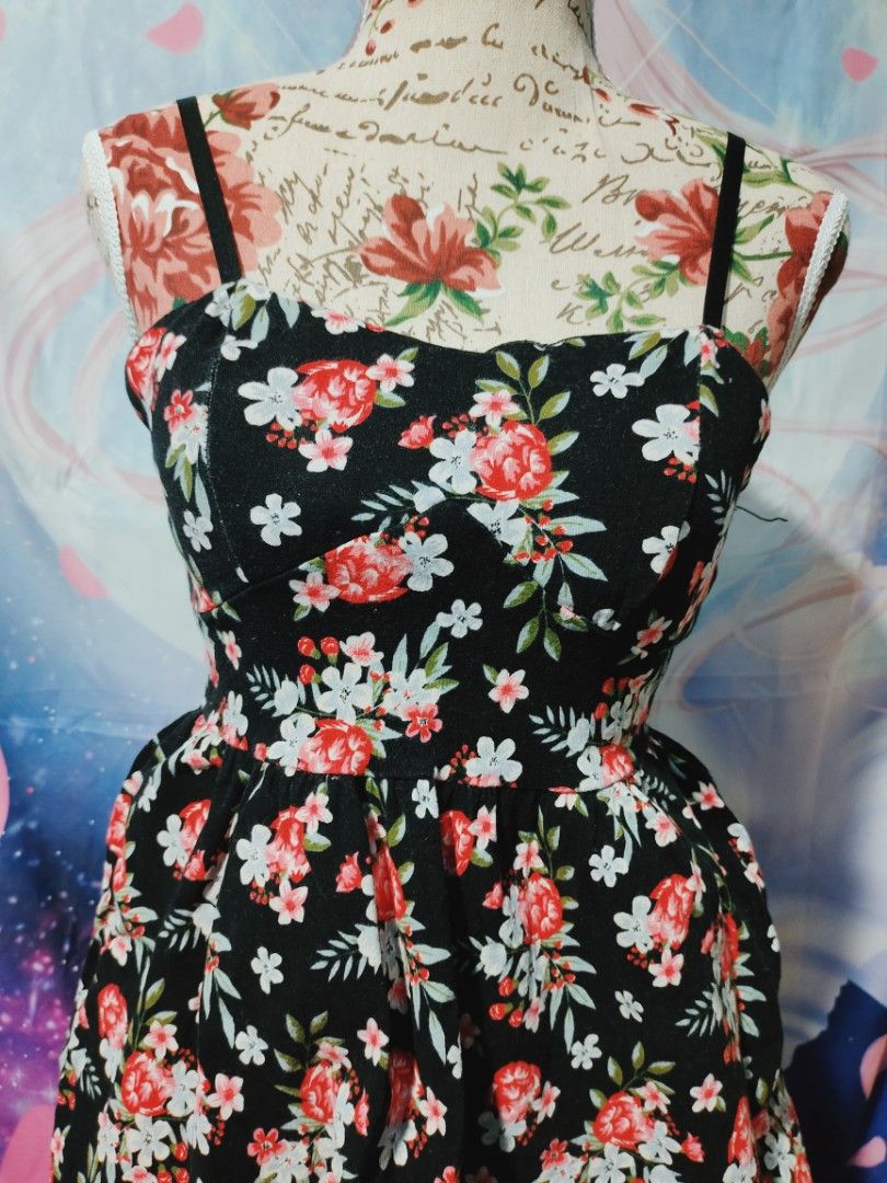 Floral thick padded mini dress (Category: Dresses) located in Pateros City. Submitted by soshifem (Listing ID 1464956487, Image 3). Description: size xs-s makapal & stretchable ang tela.